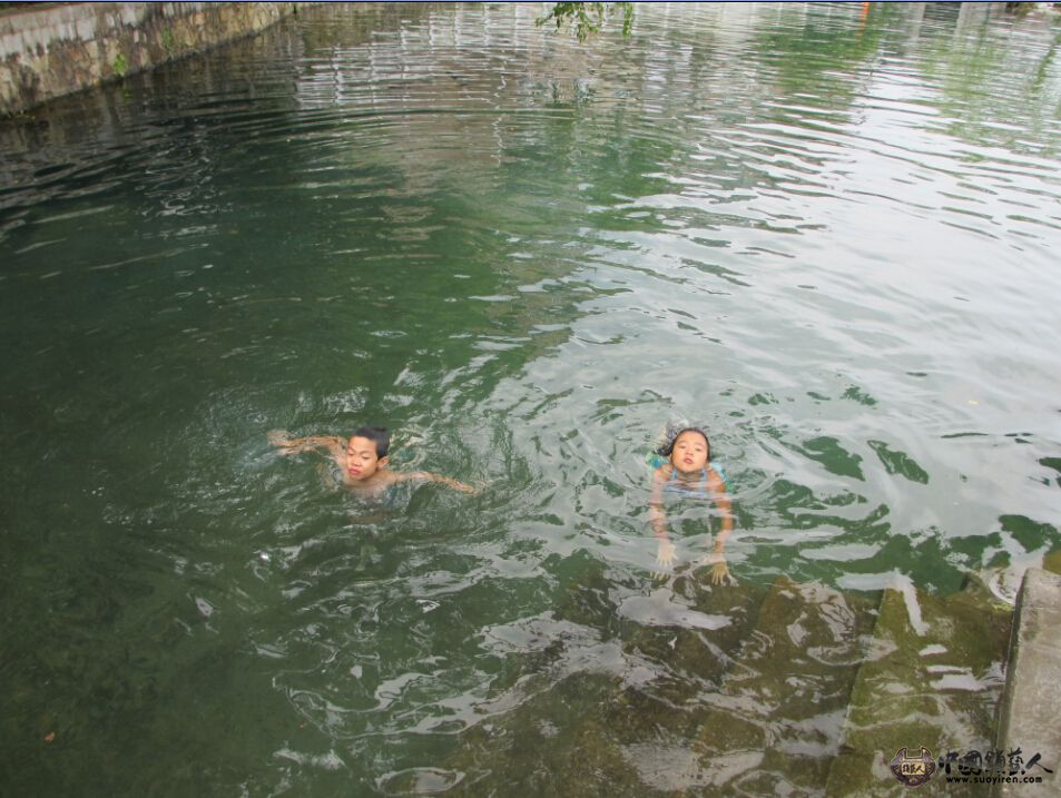 小孩子在冰泉游泳