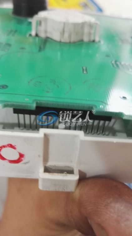 拔针后取电路板的时候要分开液晶屏插针